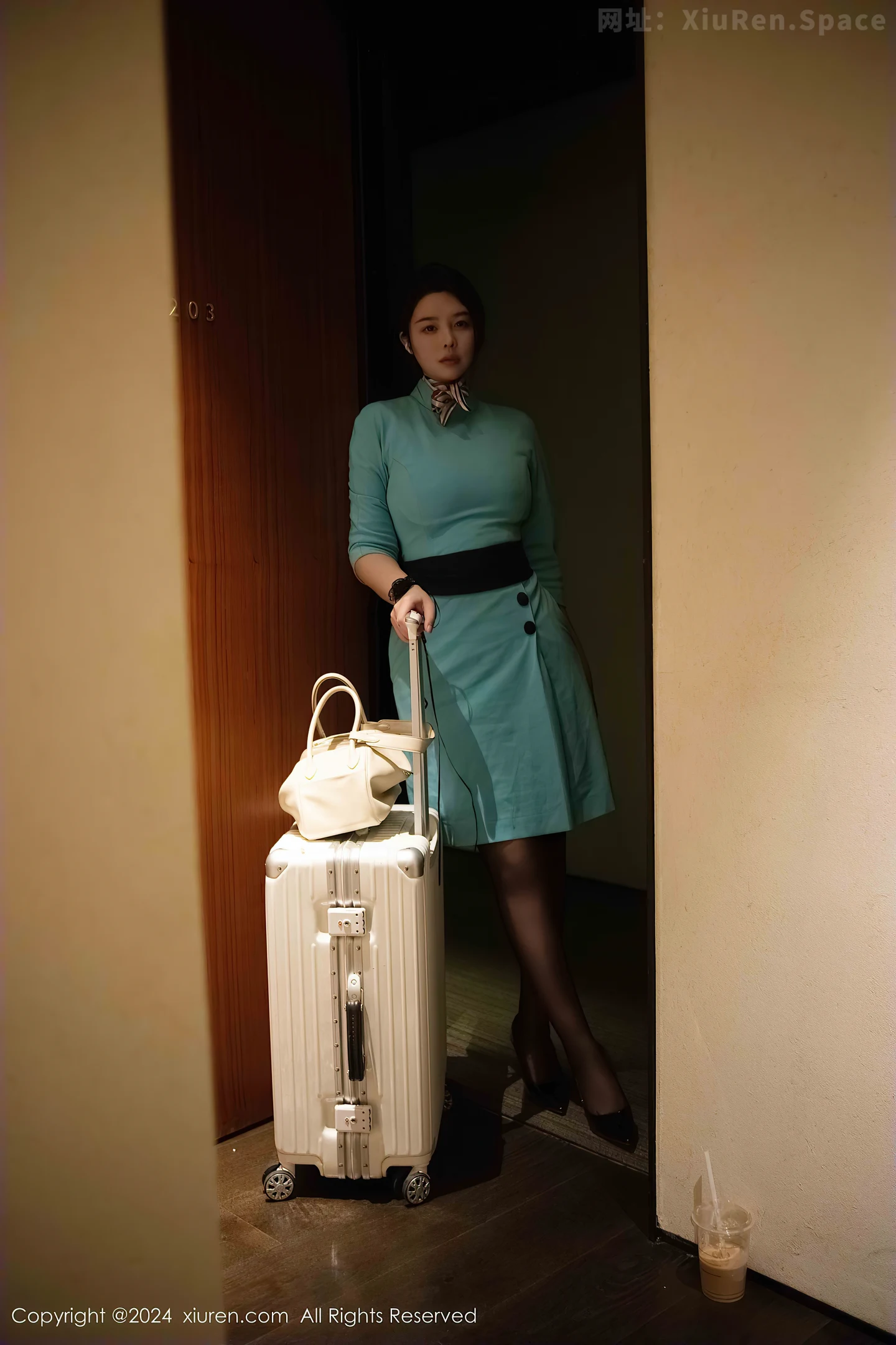 图片[2]-[XiuRen秀人网] VOL.9609 模特樱桃小犊子蓝色空姐制服露黑色内衣配黑丝吊袜极致魅惑写真41P-秀人网官方网站